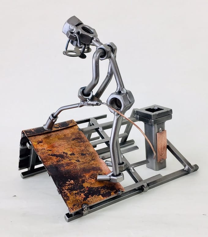 Hinz & Kunst smeedwerkfiguur beroepen "Dakdekker"
