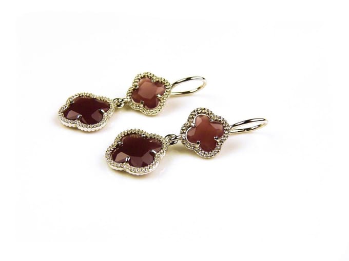 model Double Fiori klein oorringen in zilver bordeaux klavers