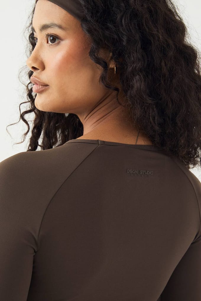 Dames DSGN Studio Ultra Sculpt Lange Mouwen Top | Espresso | Maat: Medium