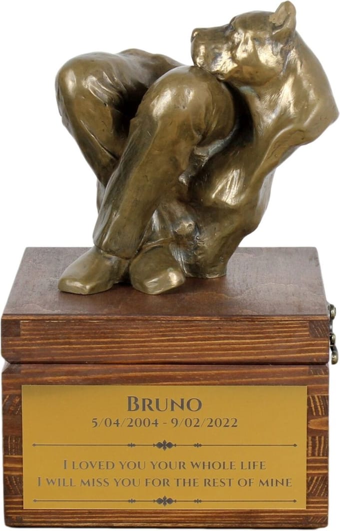 Amstaff urn met beeldje - persoonlijke urn voor hondenas