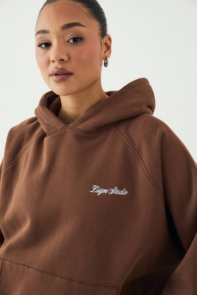 Dames Dsgn Studio Script Geborduurd Oversized Hoodie | Mokka | Maat: Medium