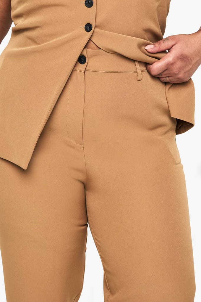 boohoo Dames PLUS RECHTE BROKEN OP MAAT | Camel | Maat: 18