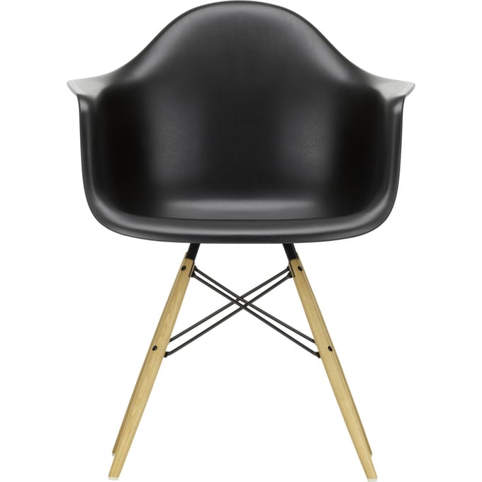 Vitra - DAW Eames Plastic Armchair - diepzwart RE - honingkleurig essenhout