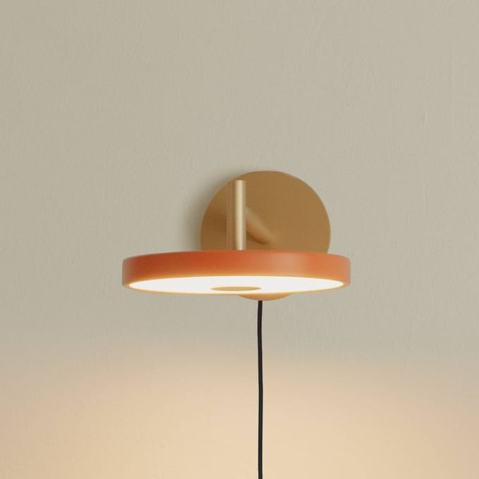 UMAGE LED wandlamp Asteria Short, oranje/messing, stekker