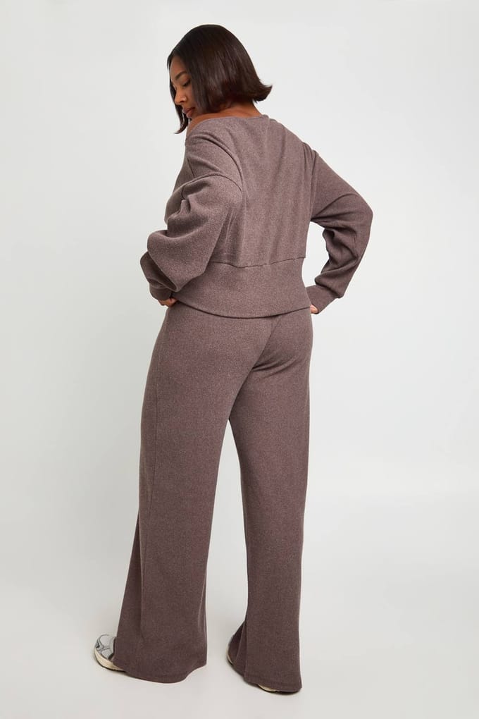 boohoo Dames Plus Geribbelde Broek met Wijde Pijpen | Bruin | Maat: 46