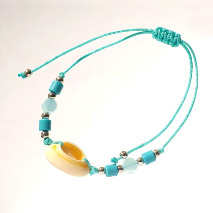 Blauw armbandje met kauri schelp en kralen