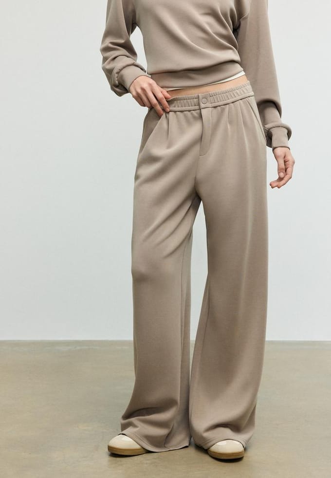 Stradivarius Broek met plooien en zachte touch  Beige M