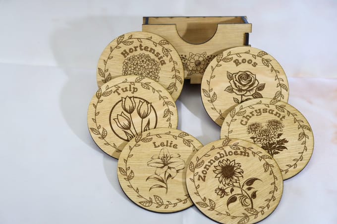 Set houten onderzetters met (snij) bloemen in leuke houder