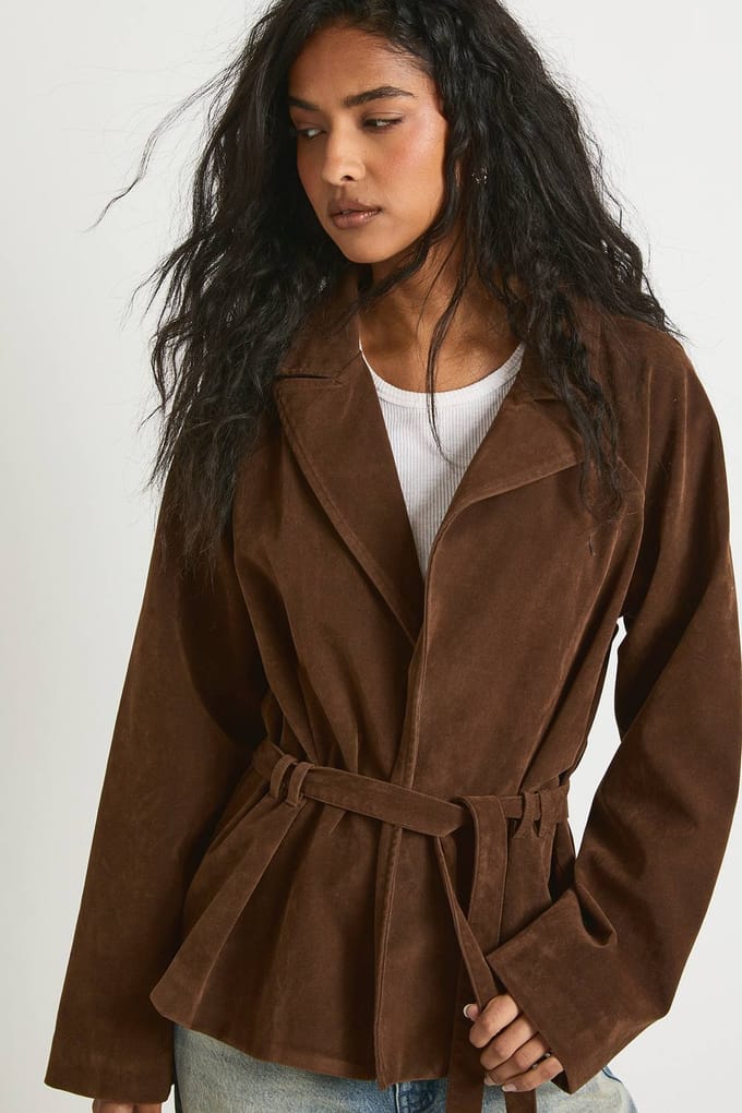 boohoo Dames Korte suede trenchcoat met ceintuur | Tan | Maat: 40