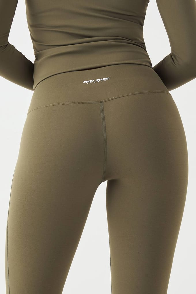 Dames DSGN Studio Highwaist Ultra Sculpt Yoga Flared Legging | Olive | Maat: Large