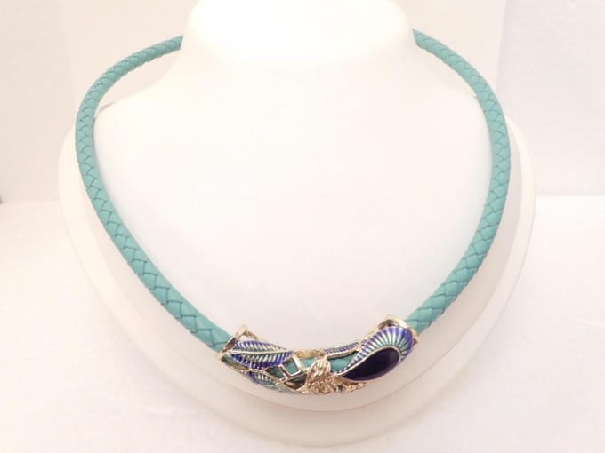 Chic collier van Turquoise leer en grote geëmailleerde hanger