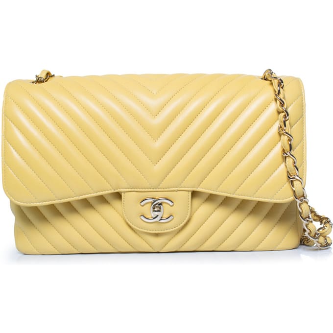 Chanel Jumbo kleptas van lamsleer met chevronpatroon, geel