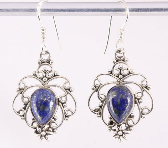 Opengewerkte zilveren oorbellen met lapis lazuli
