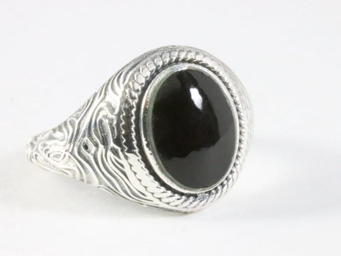 Bewerkte zilveren ring met onyx - maat 18.5