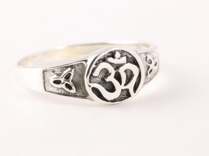 Fijne zilveren ring met ohm teken - maat 17