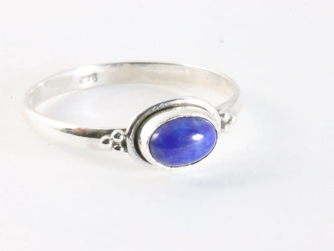 Fijne bewerkte zilveren ring met lapis lazuli - maat 18.5