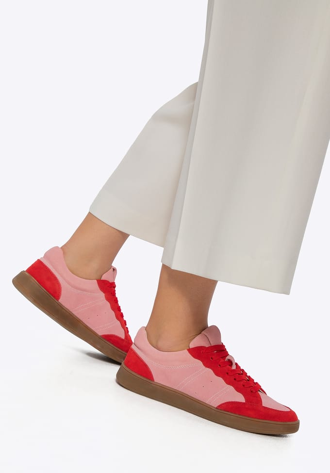 Wittchen Suède Sneakers voor Dames met Contrasterende Roze en Rode Elementen