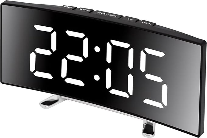 Digitale wekker met groot gebogen LED-display en spiegelend oppervlak. Geschikt voor 12/24 uur thuisgebruik (wit).