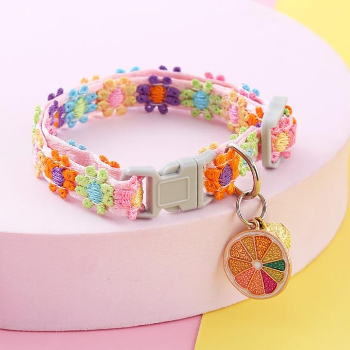 Collier Chat Fleur Arc-en-ciel Mode avec Clochette Collier Chaton Chiot Boucle Réglable Dentelle Colorée Collier Chaton Accessoires Chien beige