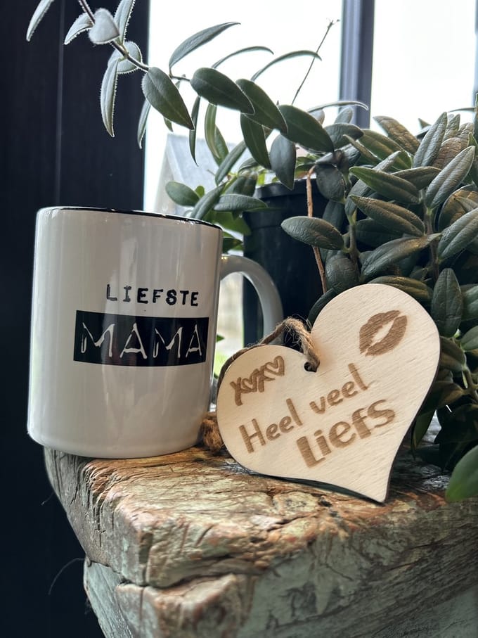 Creaties van Hier - Beker - Black & White mok - Mama - met houten hartje Bedankt