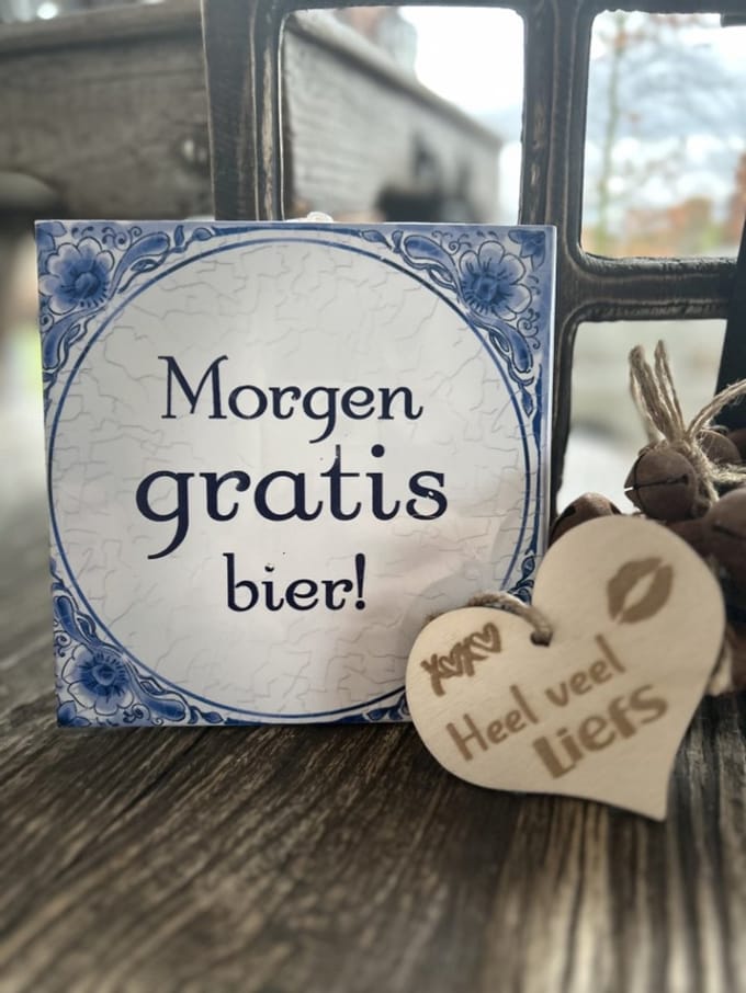 Creaties van Hier - Tegeltje Morgen gratis bier met houten hartje - 15 cm – Keramiek