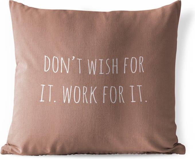 Buitenkussen - Engelse quote "Don't wish for it. Work for it." tegen een bruine achtergrond - 45x45 cm - Weerbestendig
