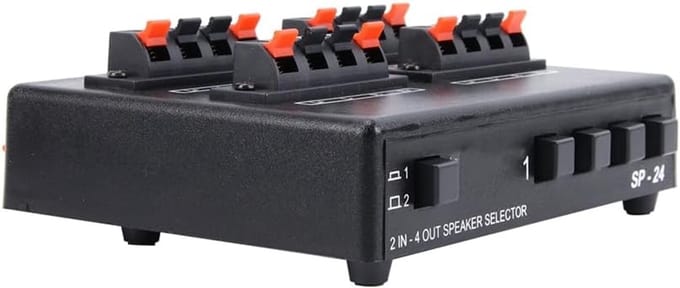 Audio Versterker Switcher - Luidspreker Splitter - Meerdere Luidsprekers - 2 In 4 Uit - Compact Ontwerp - Zwart Rood
