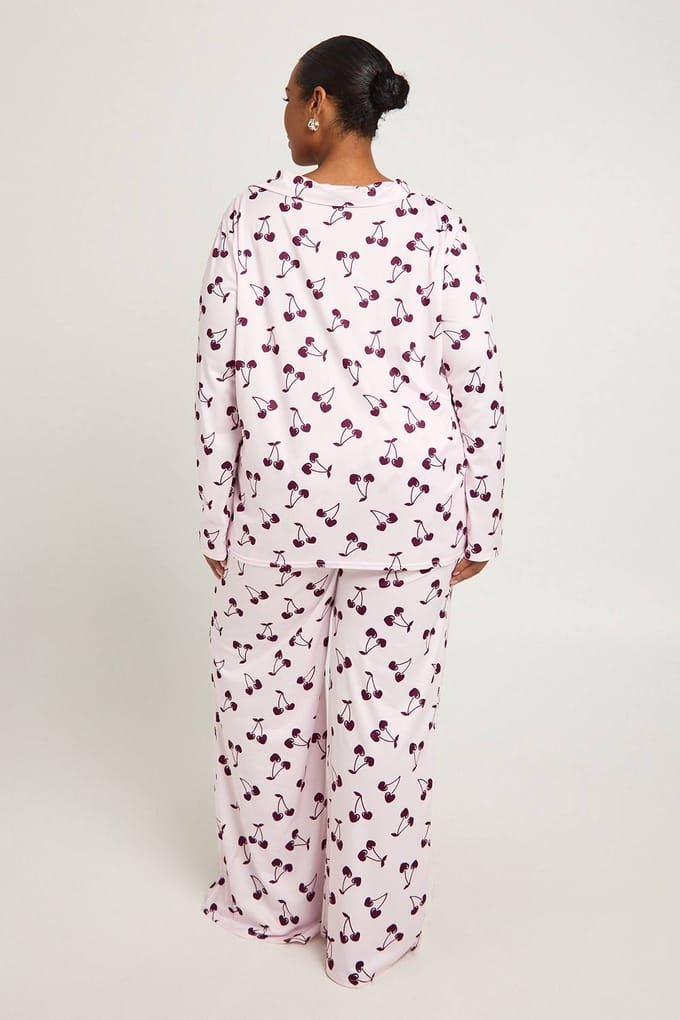 boohoo Dames Plus Kersenprint Pyjamasset met lange mouwen & broek | Light Pink | Maat: 20