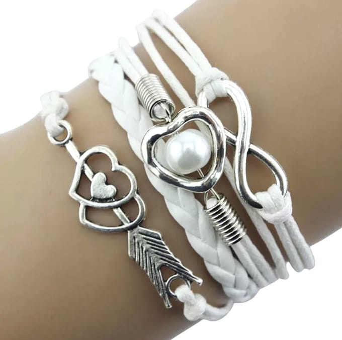 12Getit Armbandje Wit met Love en Hartjes hangertje.