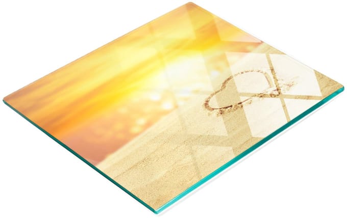 Decoratieve serveerplank van glas in de vorm van een hart op een zandbodem, 60x52 cm