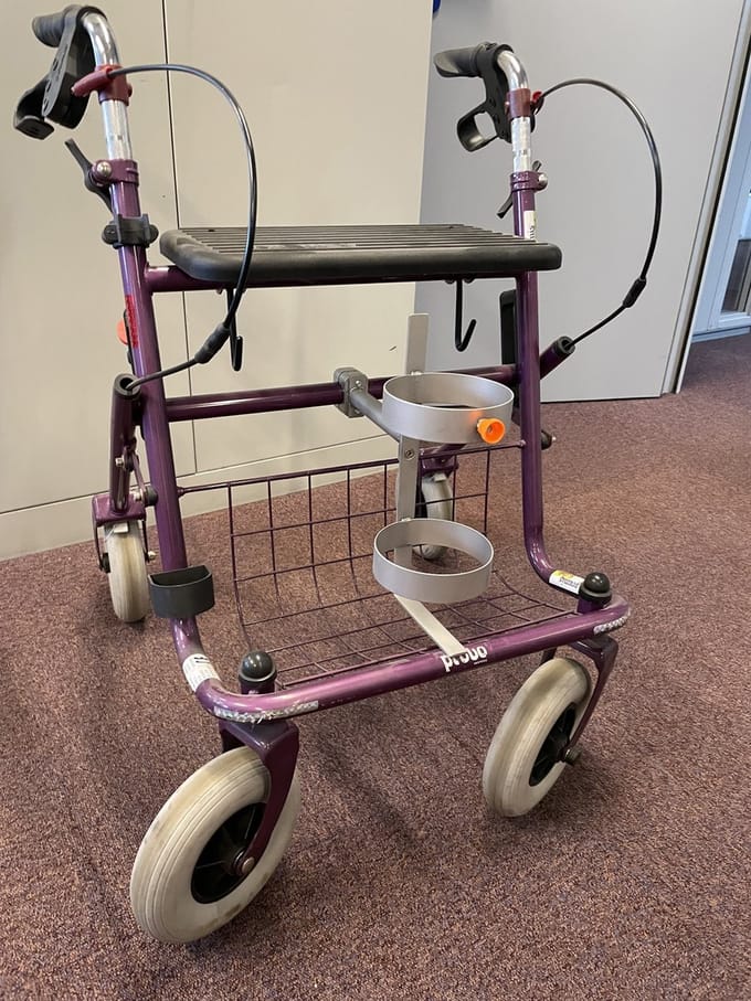 PREMIS - ZUURSTOFFLESHOUDER VOOR OP HET MIDDEN VAN DE ROLLATOR