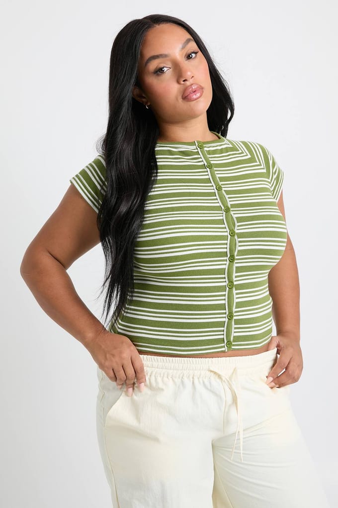 boohoo Dames Plus gestreepte top met knoopsluiting en capmouwen | Olijf | Maat: 46