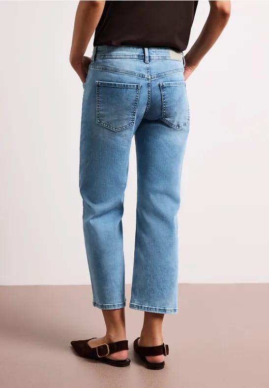 7/8 Mid Waist straight leg jeans in casual fit