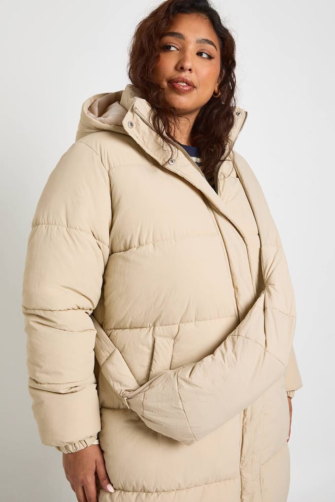 boohoo Dames Plus gequilterde pufferjas met tailleband en tas | Stone | Maat: 28