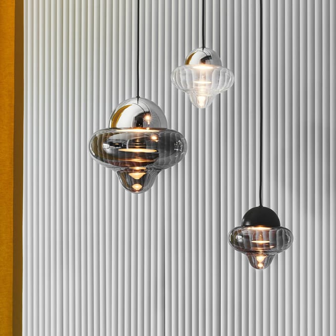 DESIGN BY US LED hanglamp Nutty, rookgrijs / zwart, Ø 18,5 cm, glas