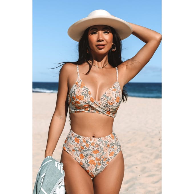 Bralette retorcido con estampado floral y bikini de cintura alta empalmado