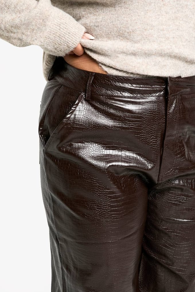 boohoo Dames Plus Croc PU Broek met rechte pijpen | Chocolate | Maat: 20