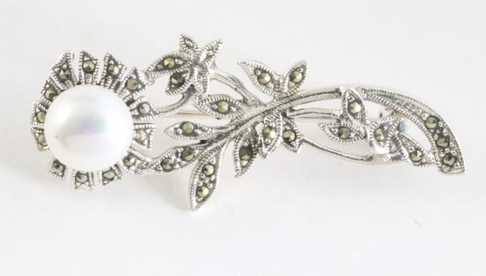 Zilveren bloem broche met marcasiet en witte parel