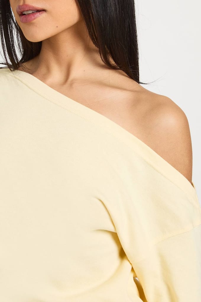 boohoo Dames Tracksuit met Getailleerde Taille en Off-Shoulder Rechte Pijpen | Boter | Maat: Large