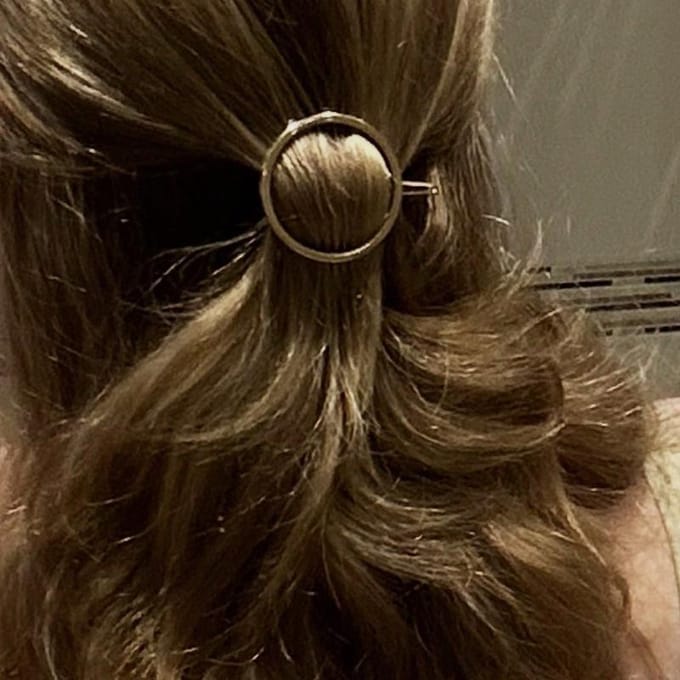 Pince à cheveux ronde élégante en alliage de zinc beige