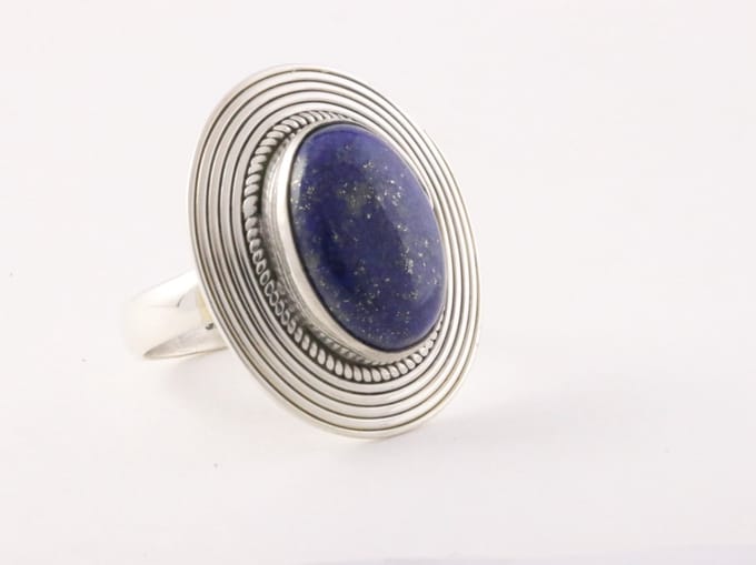 Bewerkte ovale zilveren ring met lapis lazuli - maat 16.5
