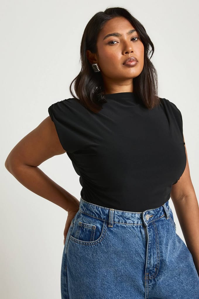 boohoo Dames Plus Schoudervulling Mouwloze Bodysuit | Black | Maat: 26