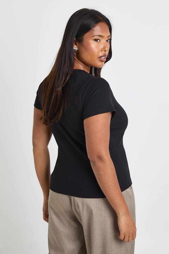 boohoo Dames Plus Basic geribbelde scoopneck nauwsluitende korte mouw top | Zwart | Maat: 44