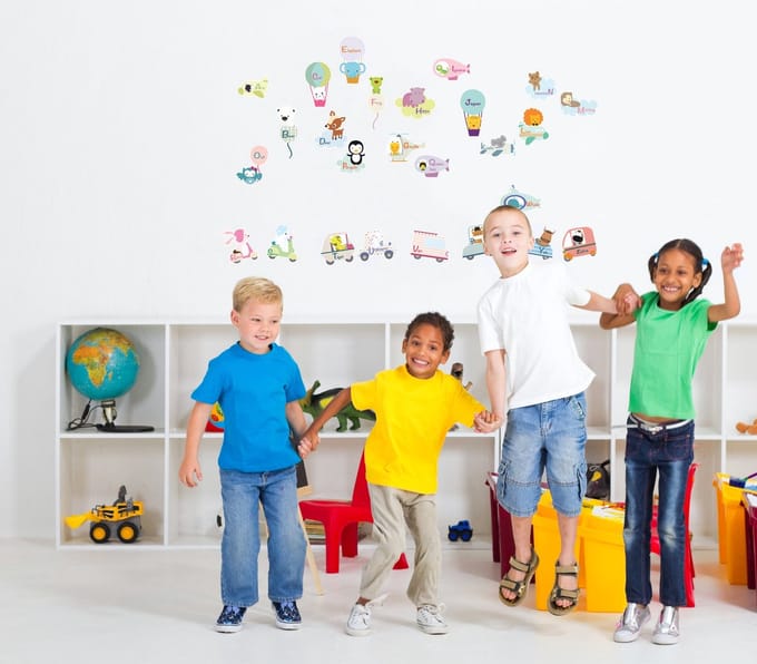 Decoratieve muurstickers met het alfabet en dieren.