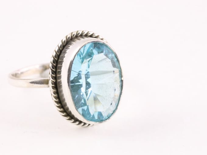 Bewerkte zilveren ring met blauwe topaas - maat 18.5