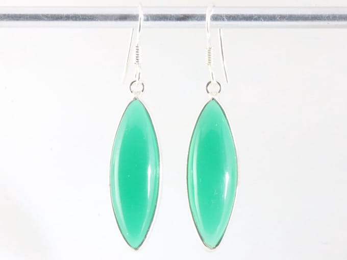 Lange zilveren oorbellen met groene onyx