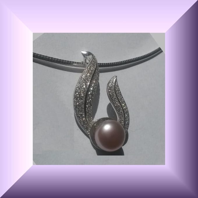 Fonkelende hanger van echt zilver met lila parel en Zirconia's