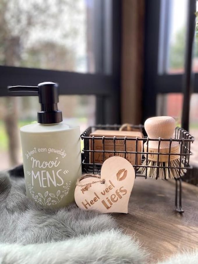 Creaties van hier - zeeppompje mooi mens met houten hartje - glas