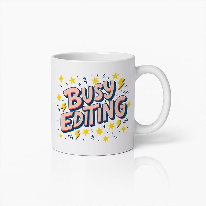 Busy Editing Mok 330ml – Grappige Koffiebeker voor Video Editors, Contentmakers & Ontwerpers, Perfect Kantoor Cadeau