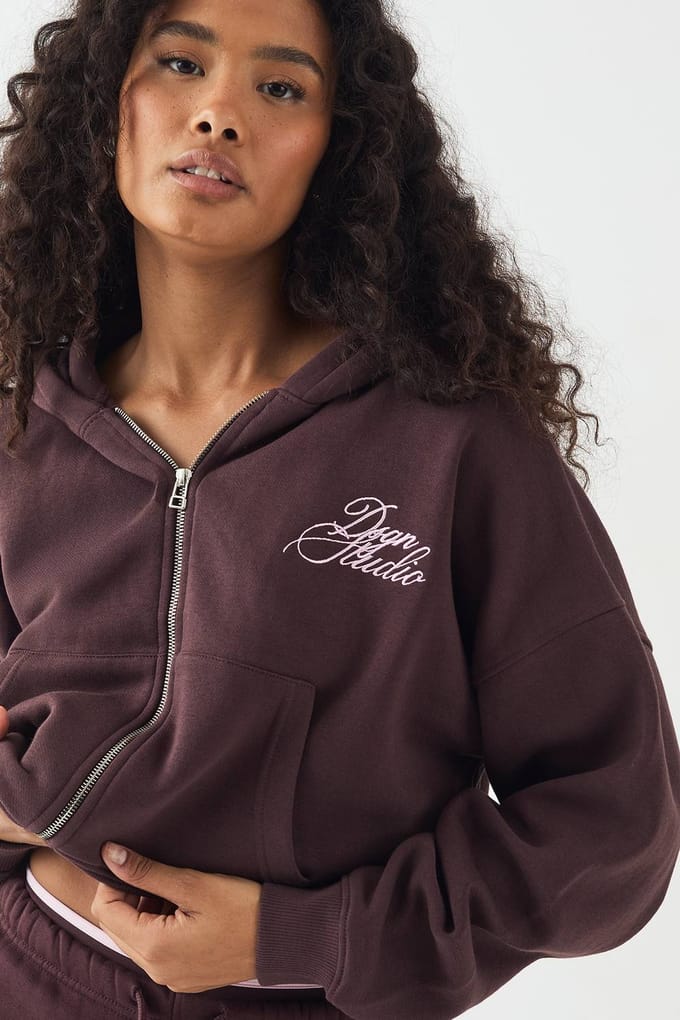 Dames DSGN Studio Contrast Script Boxy Crop Zip Through Hoodie | Chocoladebruin | Maat: Small
